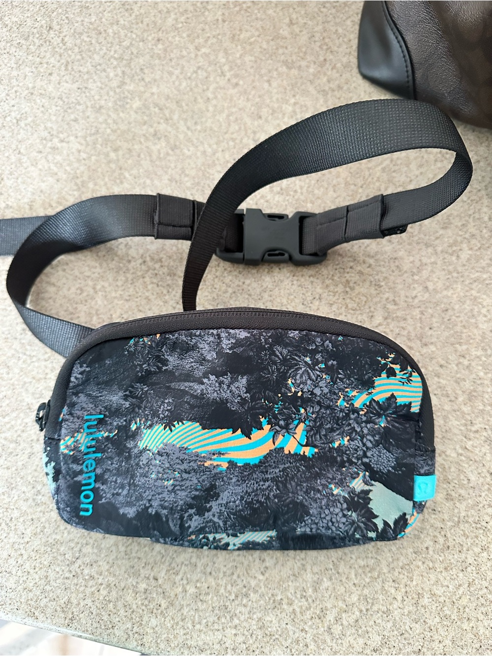 Lululemon everywhere belt bag